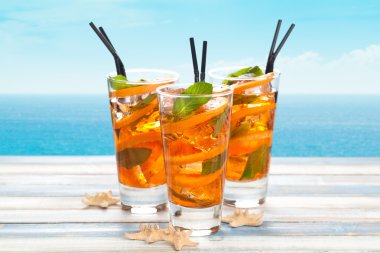 Nane ile turuncu limonata.