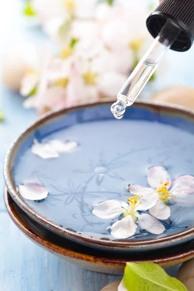 Acqua profumata e fiori . — Foto Stock