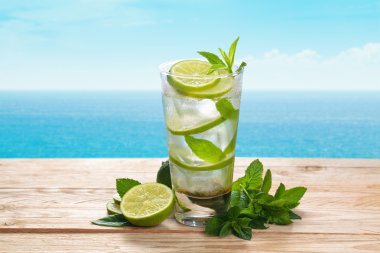 taze mojito kokteyli.