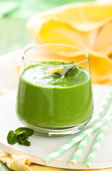 Batido de espinacas con menta . —  Fotos de Stock