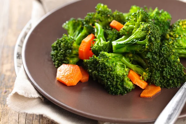 Ångad broccoli på tallrik. — Stockfoto