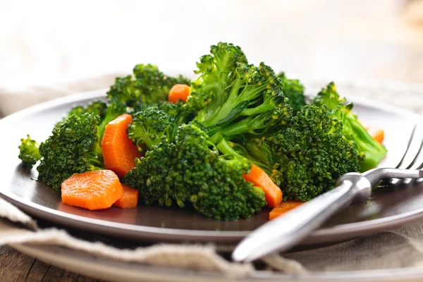 Tabağa Haşlanmış brokoli. — Stok fotoğraf