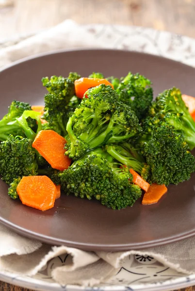 Ångad broccoli på tallrik. — Stockfoto