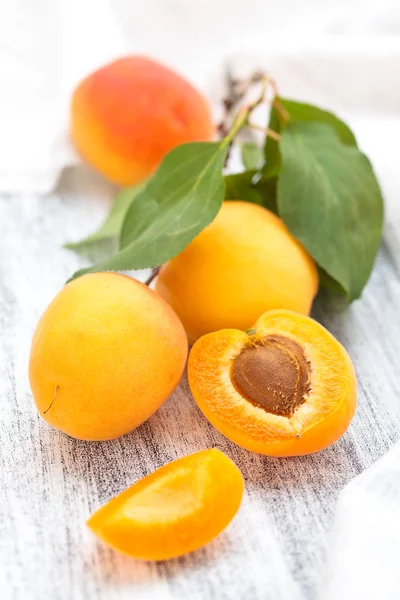 Свежие спелые абрикосы  . — стоковое фото