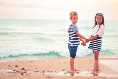 Sahilde gün batımı.