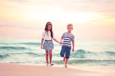 Sahilde gün batımı.