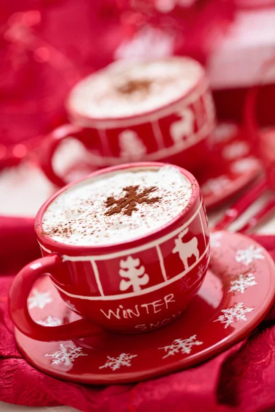 Cups met warme chocolademelk voor Kerstdag. — Stockfoto