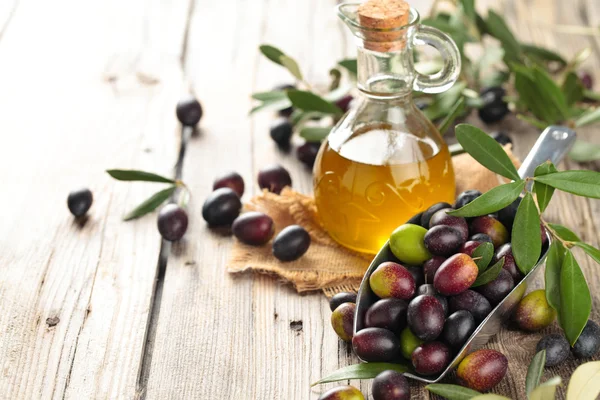 Свежие оливки и оливковое масло . — стоковое фото