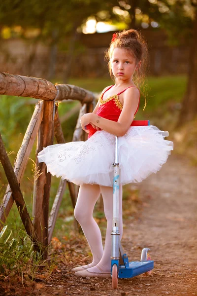Pequena bailarina no parque . — Fotografia de Stock