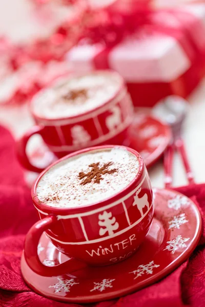 Cups met warme chocolademelk voor Kerstdag. — Stockfoto