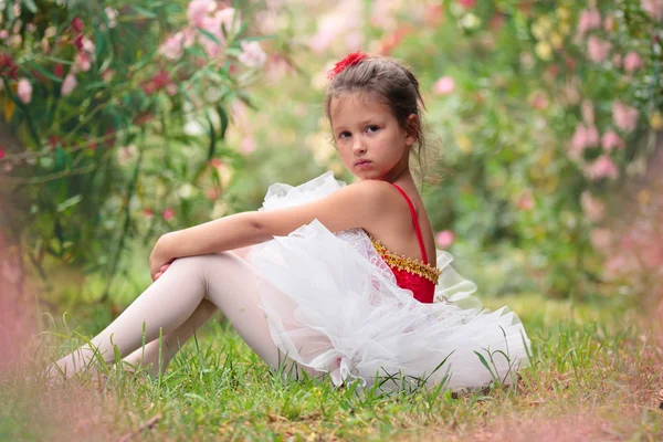 Pequena bailarina no parque . — Fotografia de Stock