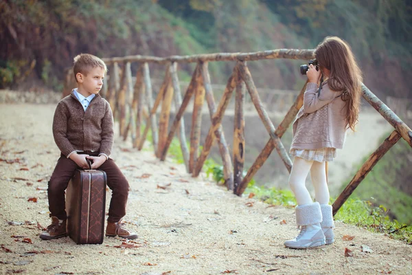 Zwei Kinder spielen im Park. — Stockfoto