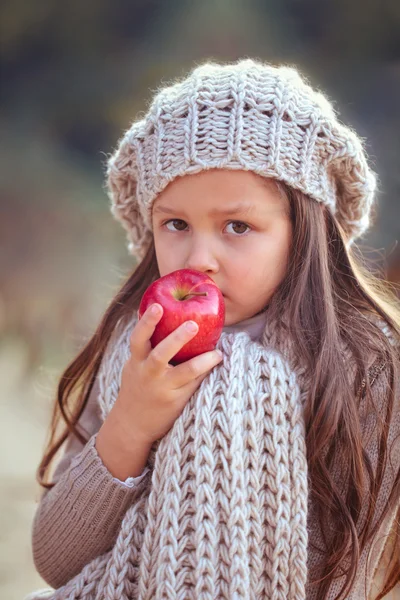 Beautiful girl eating apple. — Stock Photo, Image