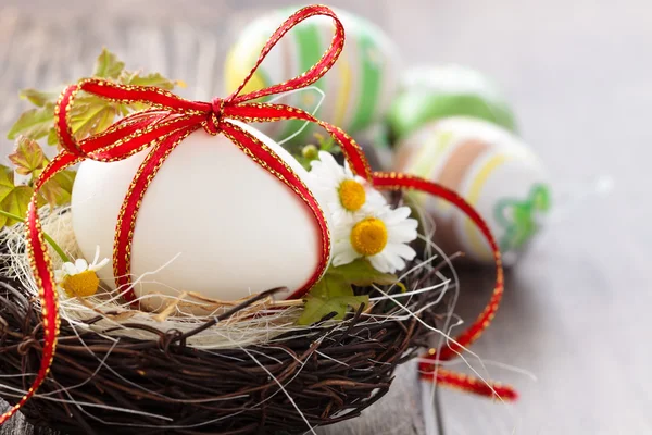Velikonoční vejce v hnízdě. — Stock fotografie