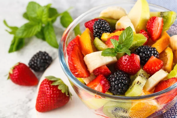 Salada Frutas Frescas Saudável Uma Tigela Fundo Cinza Imagem De Stock