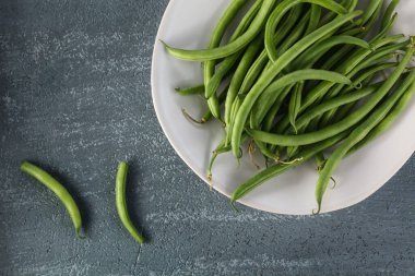 Gri bir masada yeşil fasulye yakın çekim