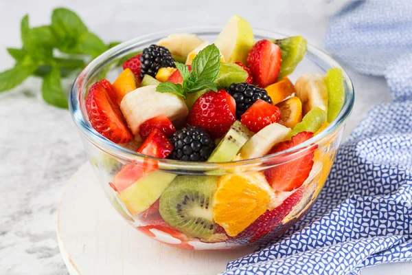 Sağlıklı Taze Meyve Salatası Gri Arka Planda Bir Kasede — Stok fotoğraf