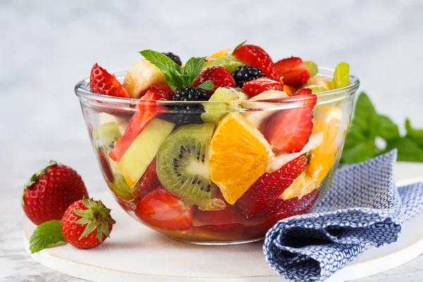 Ensalada Frutas Frescas Saludables Tazón Sobre Fondo Gris —  Fotos de Stock