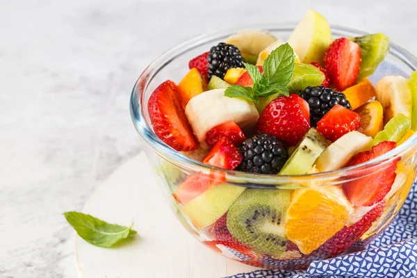 Gesunder Frischer Obstsalat Einer Schüssel Auf Grauem Hintergrund — Stockfoto