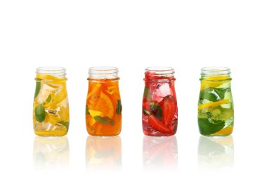 Beyaz arka planda saman bulunan taze doğal meyve kokteylleri..