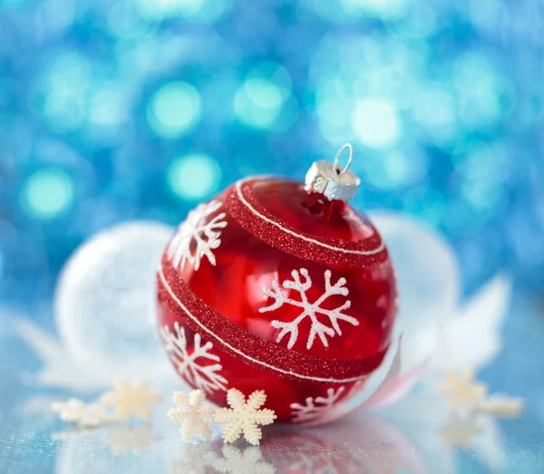 Bola vermelha com floco de neve — Fotografia de Stock