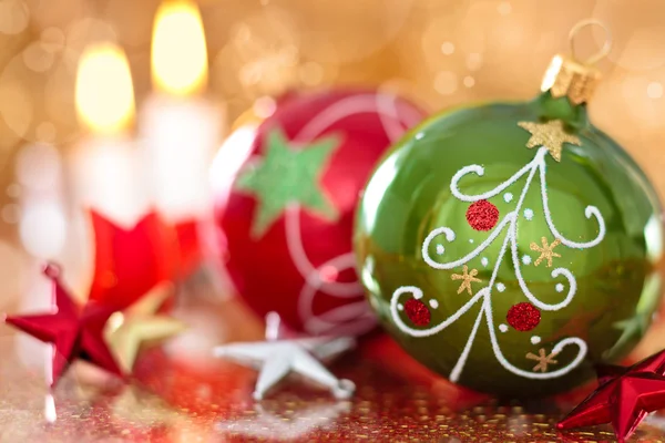 Kerstdecoratie met groene en rode ballen — Stockfoto