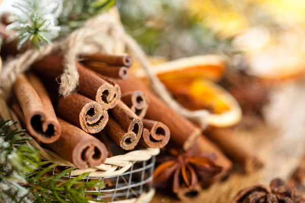 Palitos de canela en cesta —  Fotos de Stock