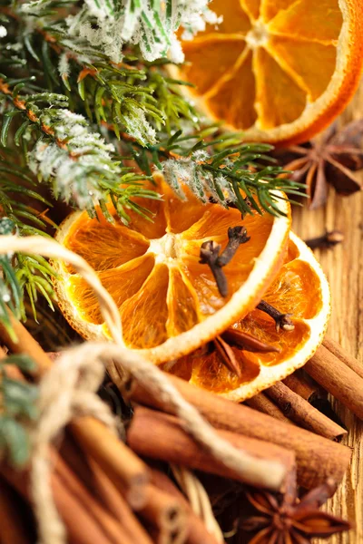 乾燥されたオレンジとシナモンの棒 — ストック写真