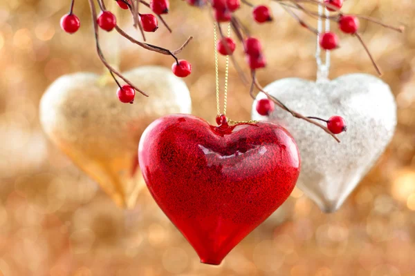 Tres corazones colgando de un árbol —  Fotos de Stock