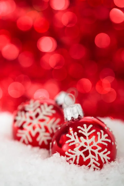 Vánoční koule s malovanými sněhové vločky proti li red dovolená — Stock fotografie