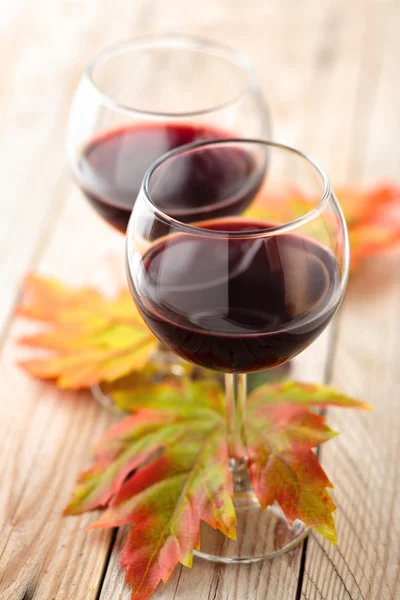 Kırmızı şarap ve sonbahar yaprakları. — Stok fotoğraf
