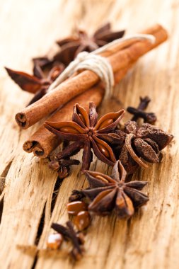 Ahşap arkaplanda baharatlar.