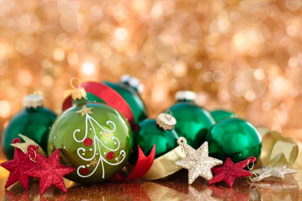 Bolas de Navidad con árbol de Navidad pintado y estrellas contra ho — Foto de Stock
