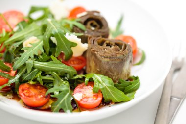 Roka ve enginar salatası.