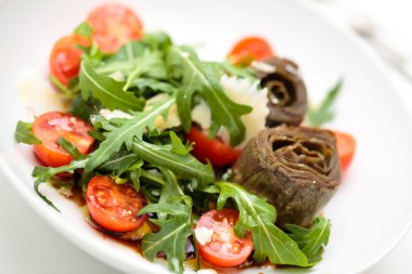 Roka ve enginar salatası.