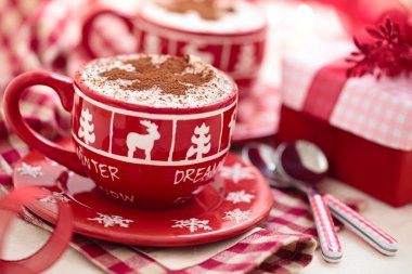 Su bardağı ile Noel için sıcak çikolata.