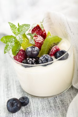 Yoğurt nane ve çilek ile.