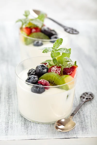 Yogurt con bacche. — Foto Stock