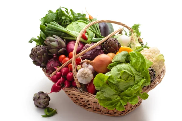 Légumes frais pn panier . Photo De Stock