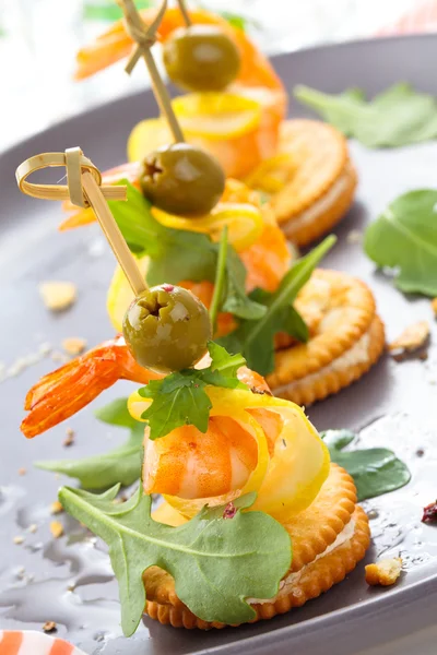 Canapés de gambas . —  Fotos de Stock