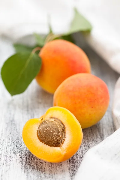 Спелые абрикосы . — стоковое фото