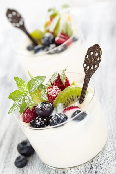 Iaurt cu fructe de padure — Fotografie, imagine de stoc