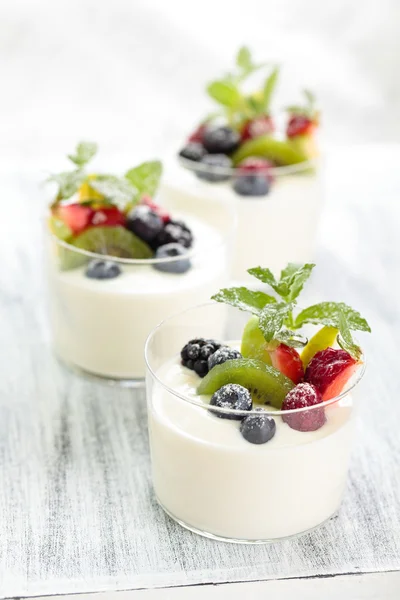 Yogurt with berries — Stock Photo, Image