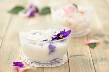 Risotto ile yenilebilir çiçekler.