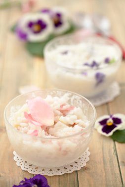 Risotto ile yenilebilir çiçekler.