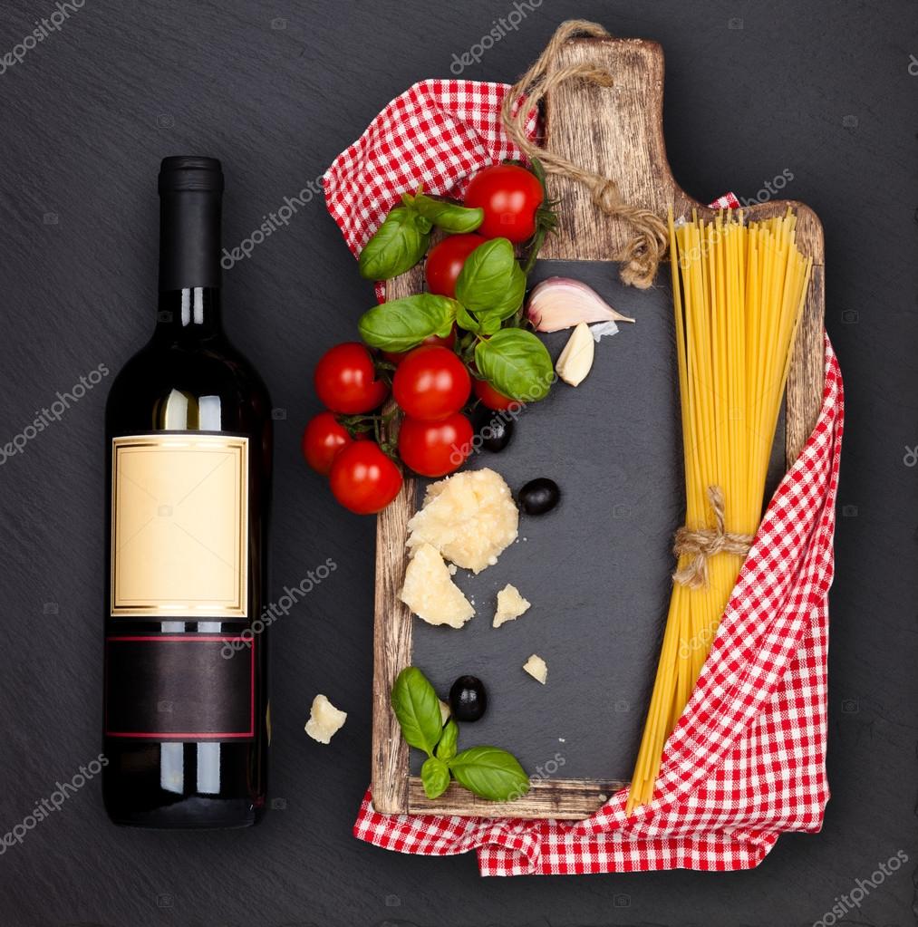 R. паста и бокал вина. паста с белым вином. итальянские пасты вина. вино pasta.