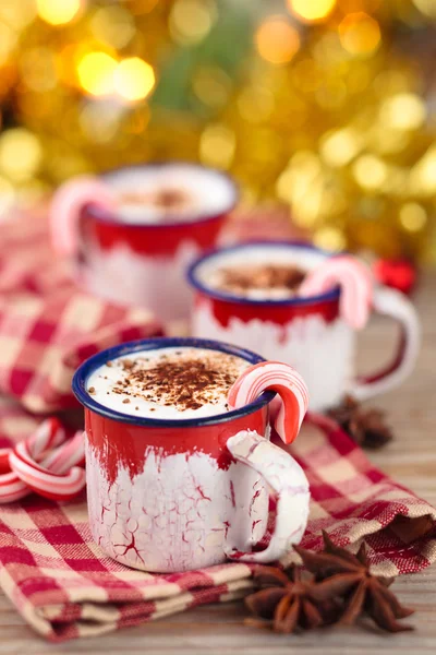 Kubki z gorącą czekoladę na Boże Narodzenie. — Zdjęcie stockowe