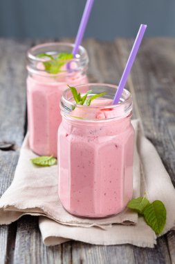 Çilekli milkshake.