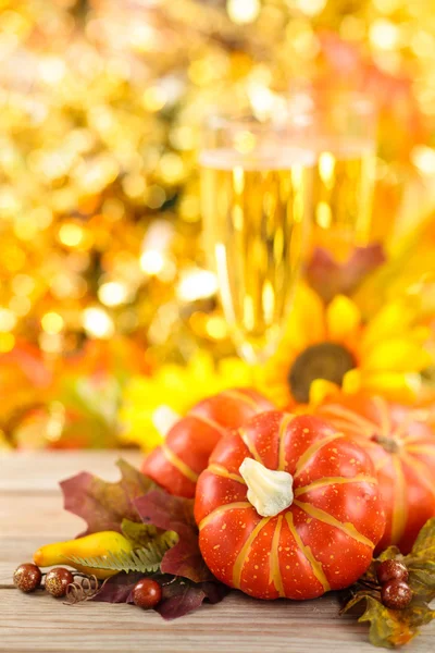Herbstliches Arrangement mit Wein, Sonnenblumen und Kürbissen. — Stockfoto