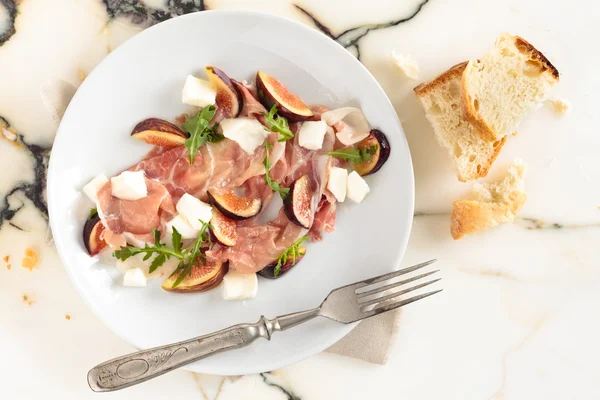 Insalata di prosciuto con rucola . — Foto Stock